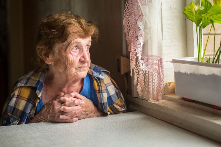 Пожилая женщина